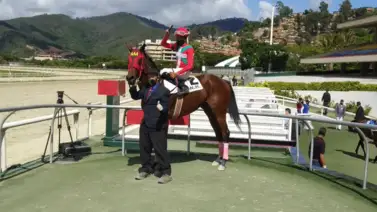 Cañonera Girl luce bajada de agrupación en la primera válida en el óvalo de Coche Cañonera Girl luce bajada de agrupación en la primera válida en el óvalo de Coche
