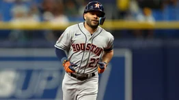 José Altuve conecta jonrón y los Astros aseguran el título divisional