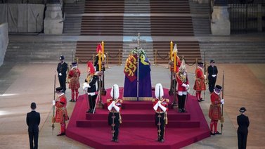 Unas 250.000 personas visitaron la capilla ardiente de Isabel II