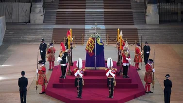 Unas 250.000 personas visitaron la capilla ardiente de Isabel II