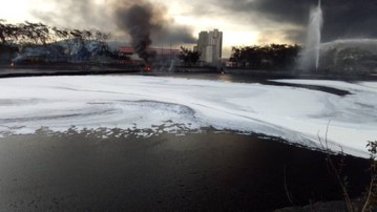 Controlan en un 95% el incendio en refinería de Puerto La Cruz