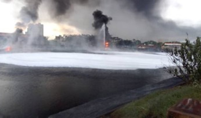 Controlan en un 95% el incendio en refinería de Puerto La Cruz Controlan en un 95% el incendio en refinería de Puerto La Cruz