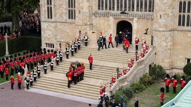 El féretro de Isabel II entra en la bóveda real en Windsor