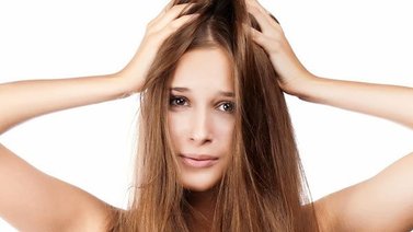 Cómo tratar y controlar el cabello graso