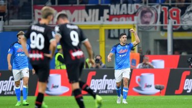 El Napoli vence al Milan en San Siro y es líder de la Serie A