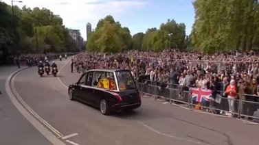 Un vehículo fúnebre traslada el féretro de Isabel II hacia Windsor