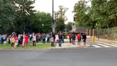 Dejan cientos de migrantes frente a vivienda de la vicepresidente de EEUU Dejan cientos de migrantes frente a vivienda de la vicepresidente de EEUU
