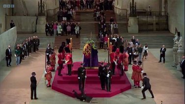 Guardia real se desmaya mientras custodiaba el féretro de Isabel II (+VIDEO)
