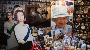 La muerte de Isabel II aumenta los precios de los "souvenirs" monárquicos