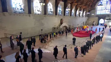 Ciudadanos rinden tributo a Isabel II en su capilla ardiente Ciudadanos rinden tributo a Isabel II en su capilla ardiente