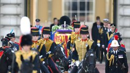 Cortejo fúnebre de Isabel II sale del palacio de Buckingham al Parlamento británico