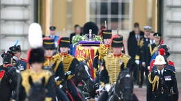 Cortejo fúnebre de Isabel II sale del palacio de Buckingham al Parlamento británico