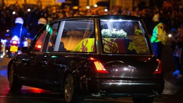 Reportan hasta "30 horas de cola" para ver la capilla ardiente de Isabel II