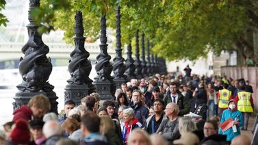 Miles de personas hacen fila para la capilla ardiente de Isabel II en Londres