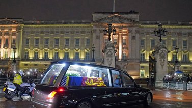 Féretro de Isabel II llega al Palacio de Buckingham