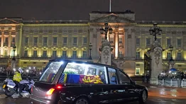 Féretro de Isabel II llega al Palacio de Buckingham