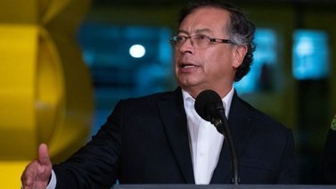 Petro pide a Maduro ser garante de los diálogos con el ELN