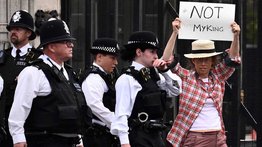 "No es mi rey": Policía detiene a manifestantes en los actos por Isabel II