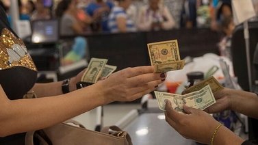 Comerciantes no registran ventas en divisas por falta de máquinas fiscales