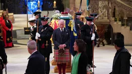 Hijos de Isabel II guardan vigilia junto al ataúd de su madre