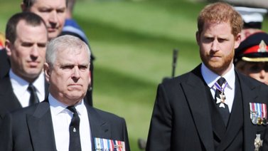 ¿Por qué los príncipes Harry y Andrés no podrán llevar uniforme militar en el funeral?