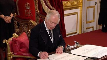 Carlos III es proclamado oficialmente nuevo rey en sucesión de Isabel II