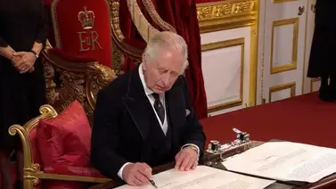 Carlos III es proclamado oficialmente nuevo rey en sucesión de Isabel II Carlos III es proclamado oficialmente nuevo rey en sucesión de Isabel II