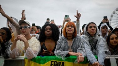 Protestas contra Bolsonaro llegan al escenario del Rock in Río
