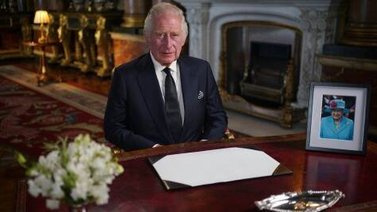 Carlos III promete seguir los pasos de su madre
