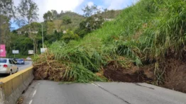 Derrumbe impide paso Caracas-Los Teques por la carretera Panamericana