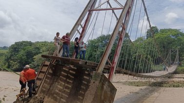 Puente Las Doradas en Barinas colapsa tras fuertes lluvias