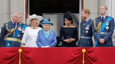 Siete miembros de la familia real aterrizan en Escocia para ver a la reina Isabel Siete miembros de la familia real aterrizan en Escocia para ver a la reina Isabel