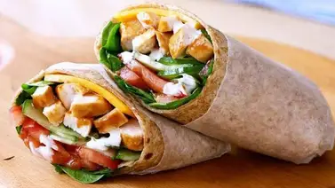 Rollo de pan de pita con pollo y vegetales Rollo de pan de pita con pollo y vegetales