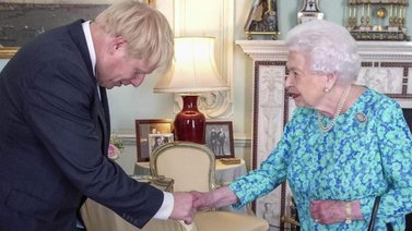 Boris Johnson presenta su dimisión a la reina Isabel II