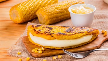 Cachapa de jojoto rellena con queso de mano