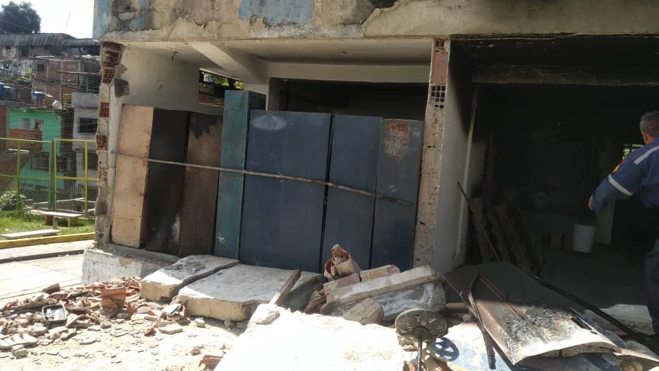 Delincuentes atacan con una granada módulo de la PNB en Caucagüita (+Fotos) Delincuentes atacan con una granada módulo de la PNB en Caucagüita (+Fotos)