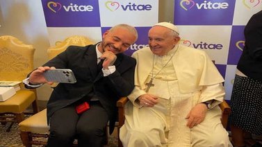 El Papa Francisco se reúne con J Balvin y otros famosos
