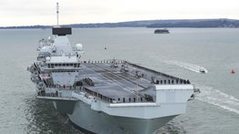 Portaviones británico presenta "problema mecánico emergente"