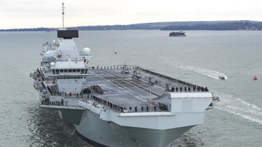 Portaviones británico presenta "problema mecánico emergente"
