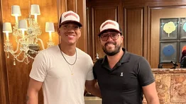 ¡Un Tiburón anda de cacería! César Collins firmó a Ehire Adrianza para jugar en La Guaira