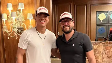 ¡Un Tiburón anda de cacería! César Collins firmó a Ehire Adrianza para jugar en La Guaira ¡Un Tiburón anda de cacería! César Collins firmó a Ehire Adrianza para jugar en La Guaira