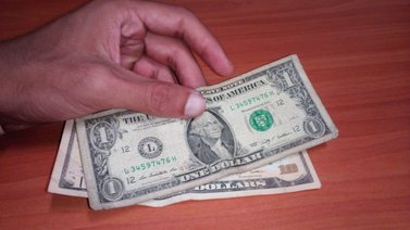 Hacen su agosto con los billetes chuecos en "verdes"