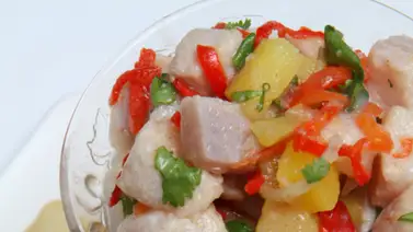 Ceviche de pescado blanco con trozos de piña Ceviche de pescado blanco con trozos de piña