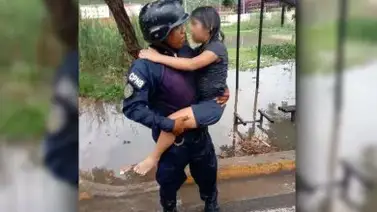 Niña casi se ahoga en una laguna y funcionarios de la PNB la rescataron Niña casi se ahoga en una laguna y funcionarios de la PNB la rescataron