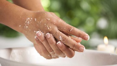 Exfoliación casera para recuperar la piel de las manos