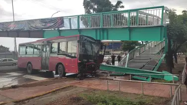 Unidad de transporte de la ruta Caracas – La Guaira se estrella contra una pasarela Unidad de transporte de la ruta Caracas – La Guaira se estrella contra una pasarela