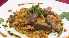 Pasta salteada con solomo para toda la familia