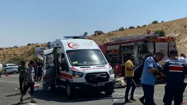 Choque en carretera de Turquía deja 16 muertos y 21 heridos Choque en carretera de Turquía deja 16 muertos y 21 heridos