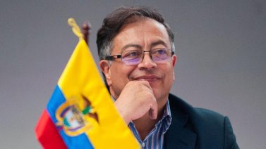 Bandera de Colombia le cae encima a Gustavo Petro (+Video)