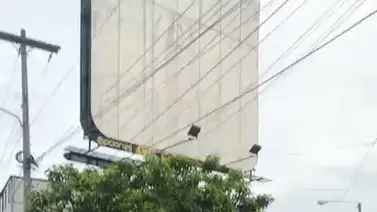 Hinchas hondureños se enfrentan con la policía de Guatemala Hinchas hondureños se enfrentan con la policía de Guatemala